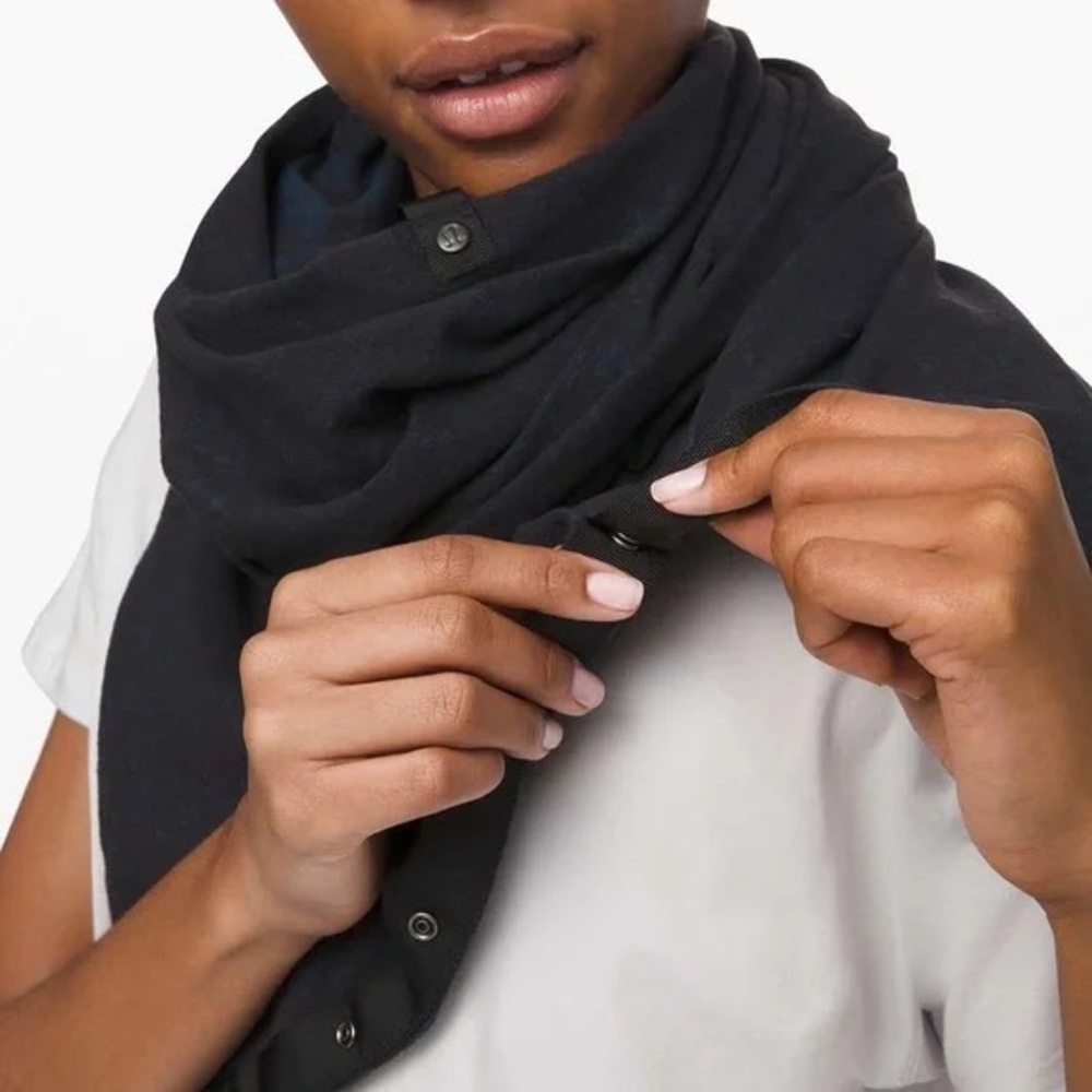 Lululemon Vinyasa Scarf in Black - Picture 3 of 5